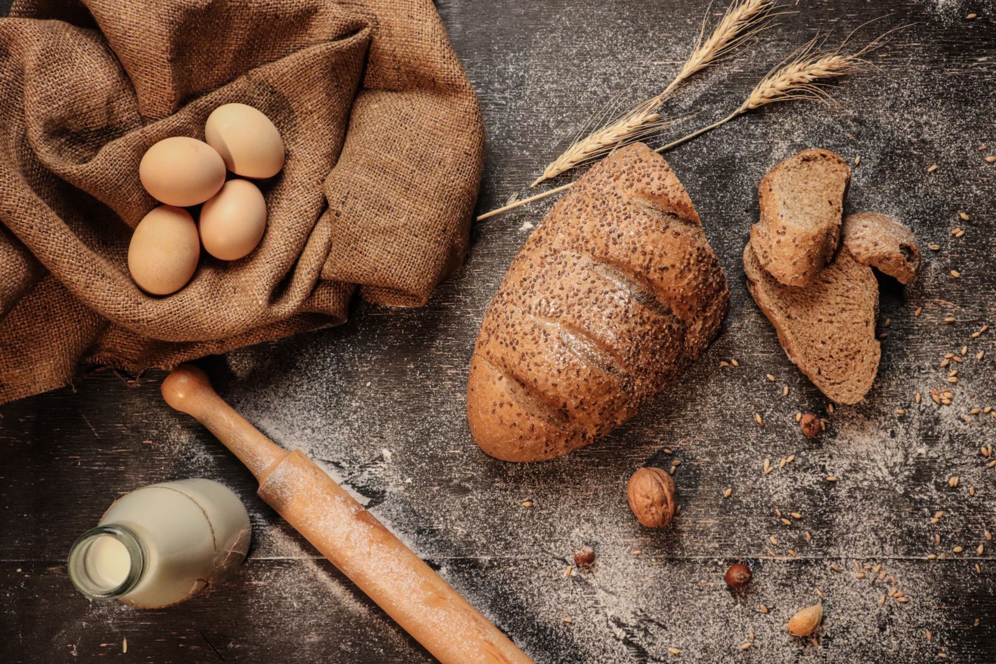 全麦面包片面包师石板上巧妙地放置breadmaking成分