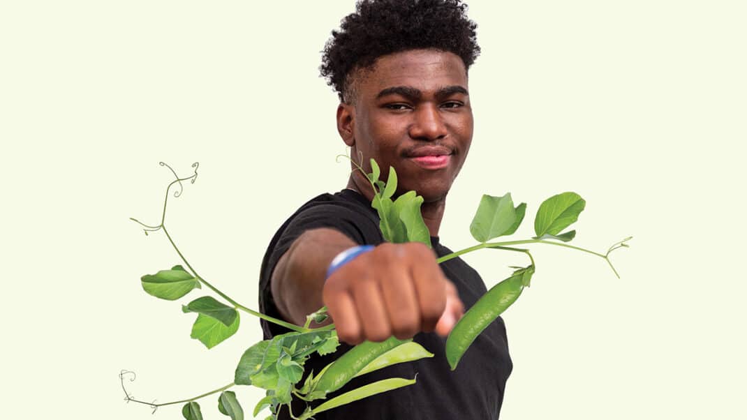 男人拿着植物来说明植物蛋白的力量